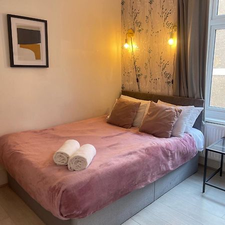 Lovely 2 Bed Flat 2 Floor Miles Лондон Екстериор снимка