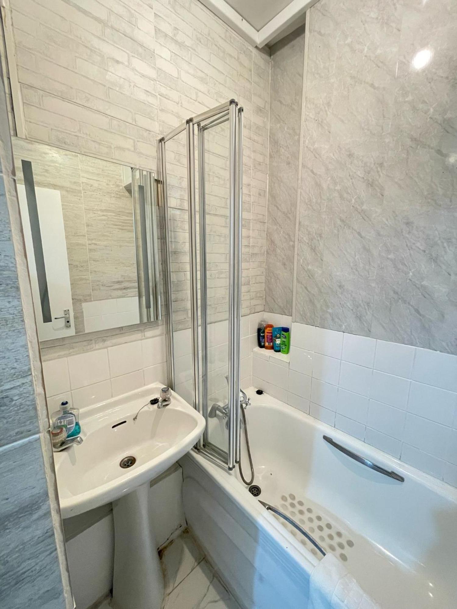 Lovely 2 Bed Flat 2 Floor Miles Лондон Екстериор снимка