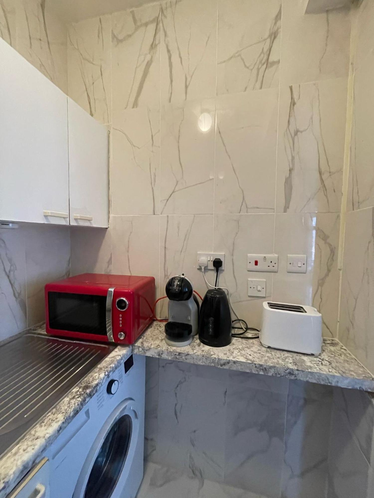 Lovely 2 Bed Flat 2 Floor Miles Лондон Екстериор снимка